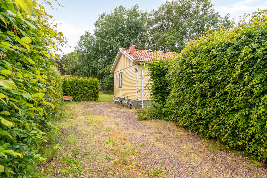 Grusad uppfart med plats för 3 bilar 