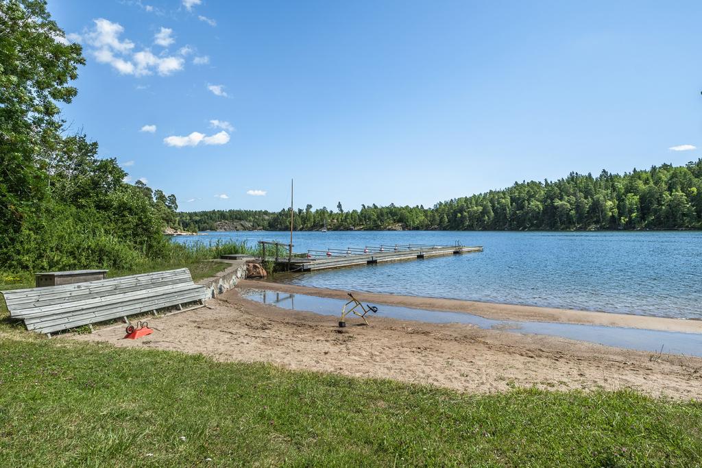 Samfällighetens båthamn, badplats och bryggor