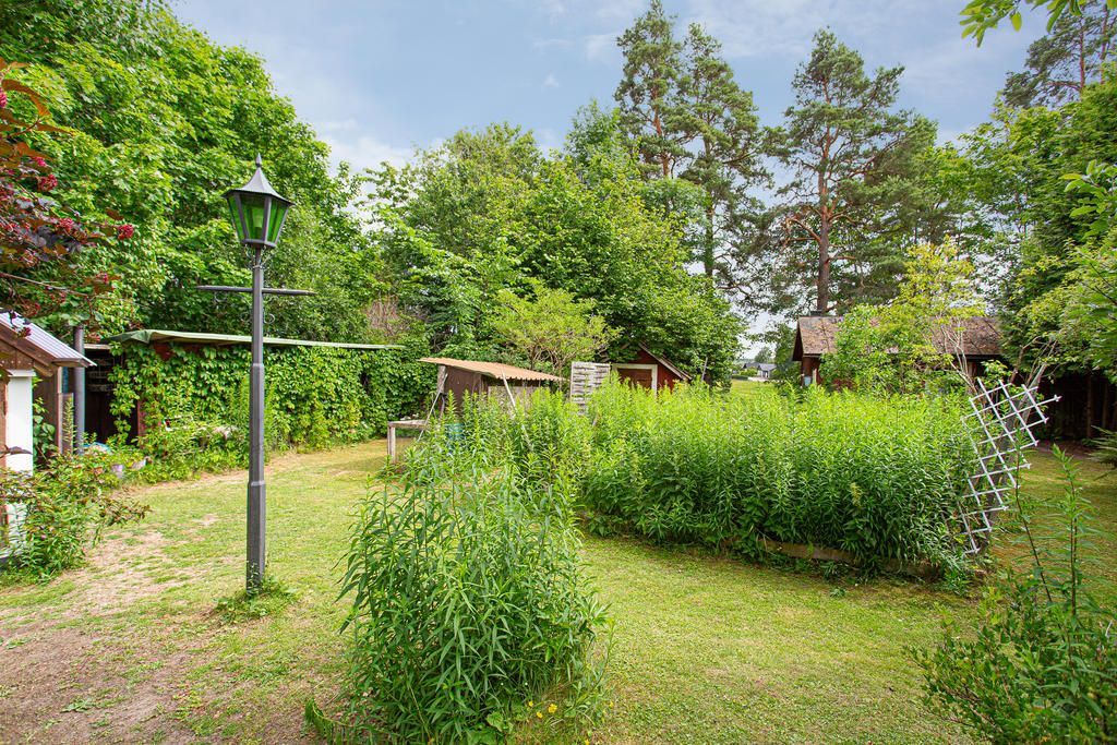 Lummig trädgård (lyktstolpen ingår ej)