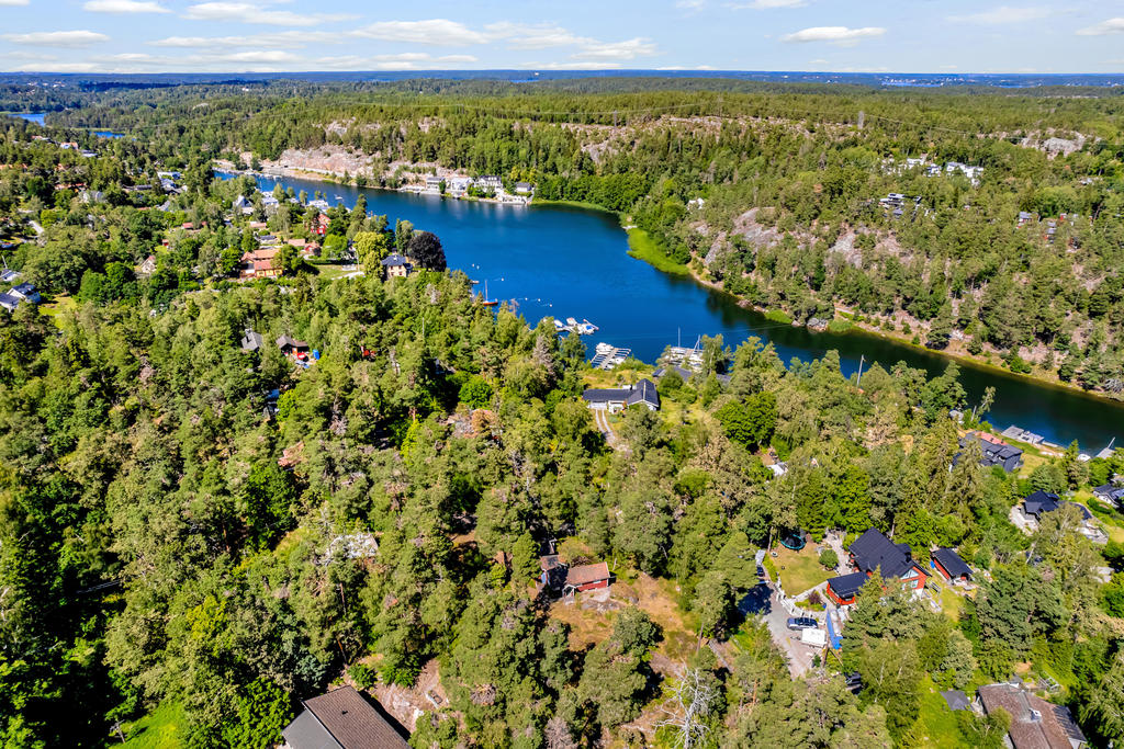 Drönarbild över fastighet om omgivning