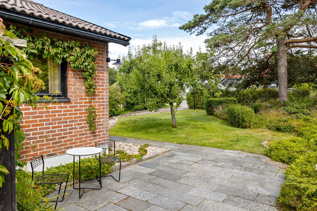 Trädgården erbjuder fruktträd, blommor och fina gräsytor