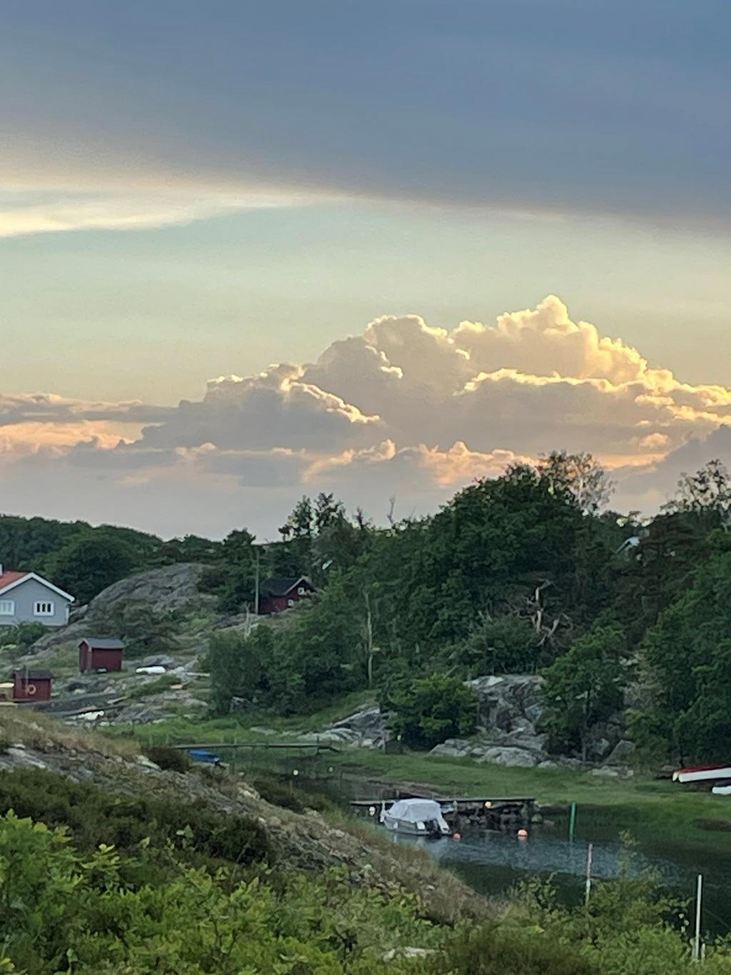 Du tar dig snabbt ut med båt till fina badplatser och öar i skärgården