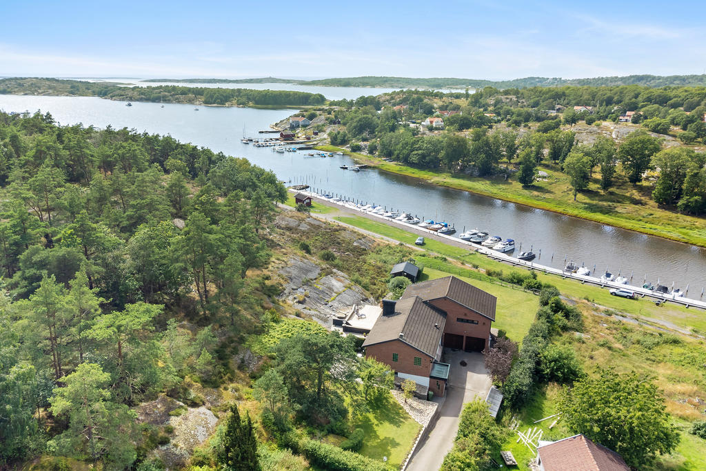 På ett exceptionellt läge finner vi denna gedigna villan, bara ett stenkast från havet och båtbryggan