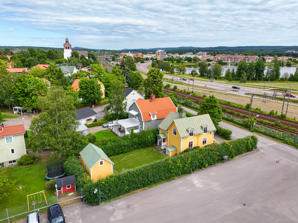 Vy över tomten och delar av centrala Bollnäs. 