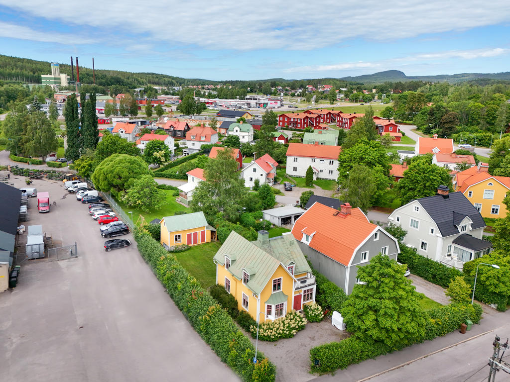 Vy över tomten och del av intilliggande parkering till Mobackes trädgårdscenter. 