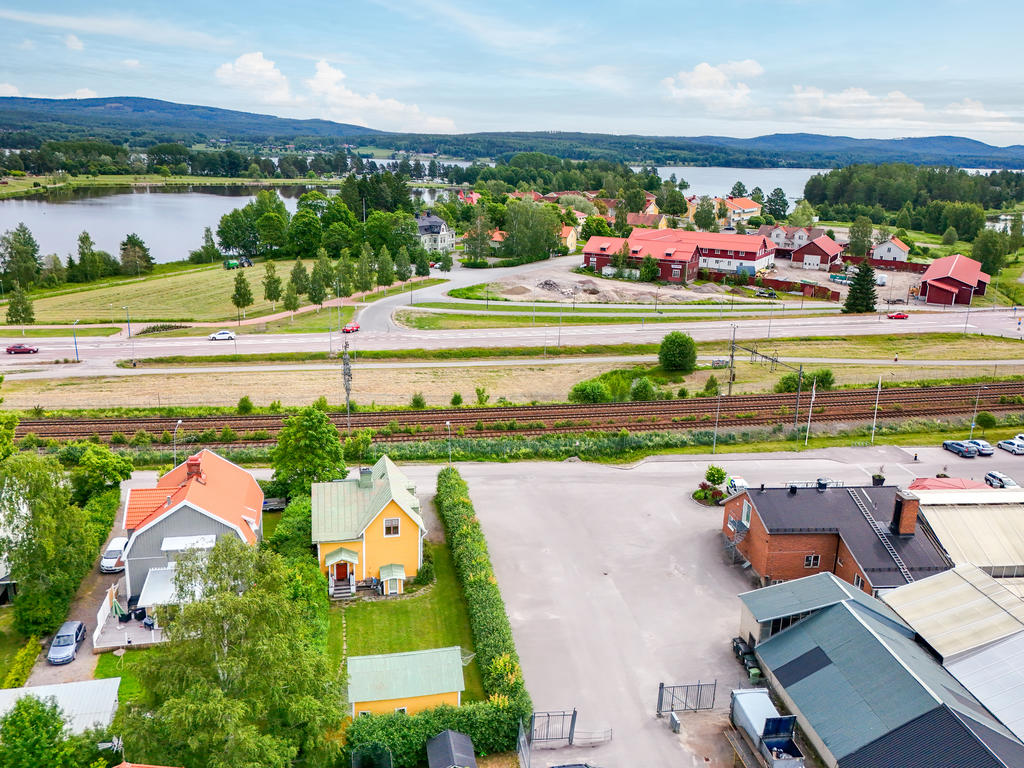 Vy mot Vågen i öster samt järnväg och riksväg 83. 