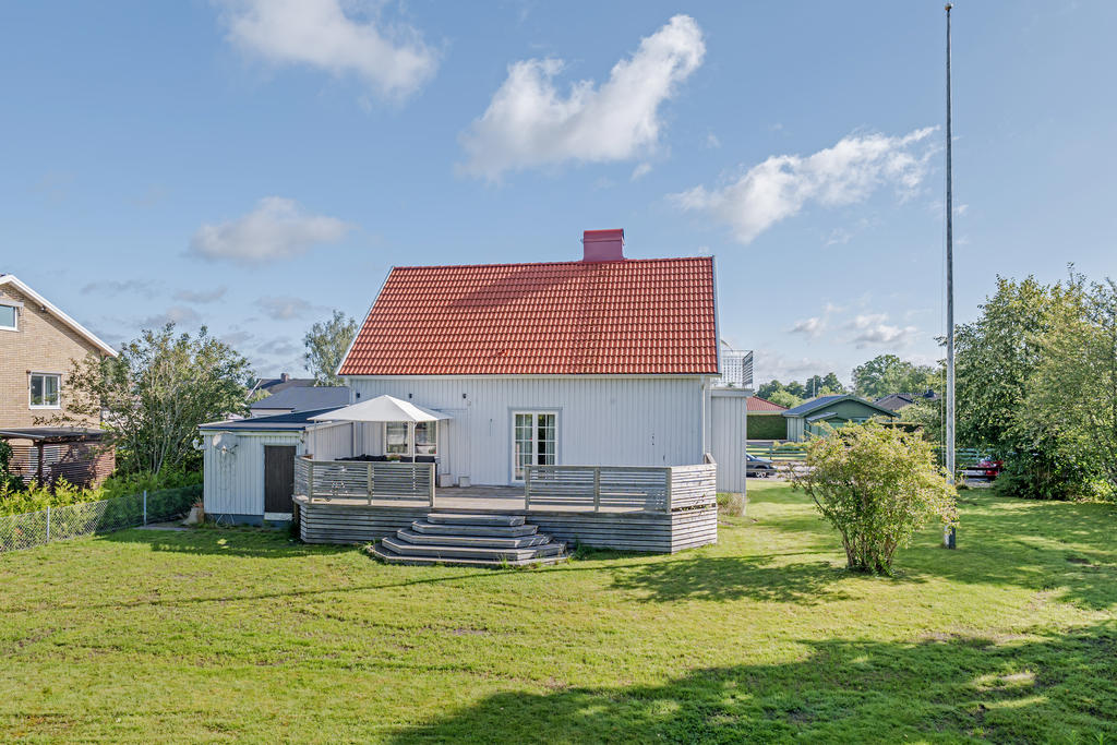 Stor och härlig trädgård med gedigen altan