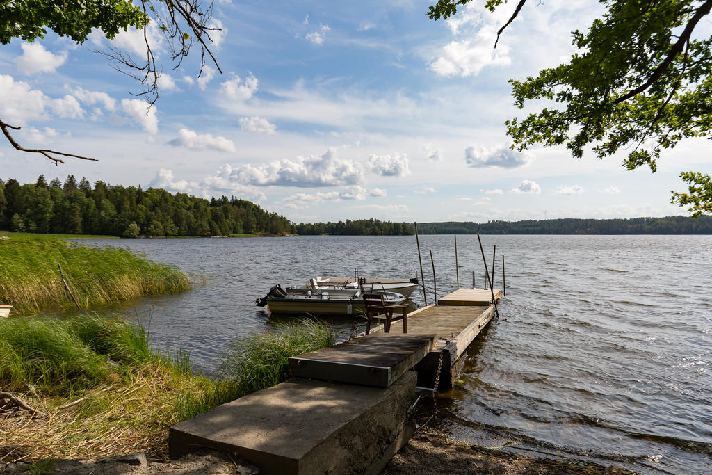 Brygga med badstege, ca 200 m från huset