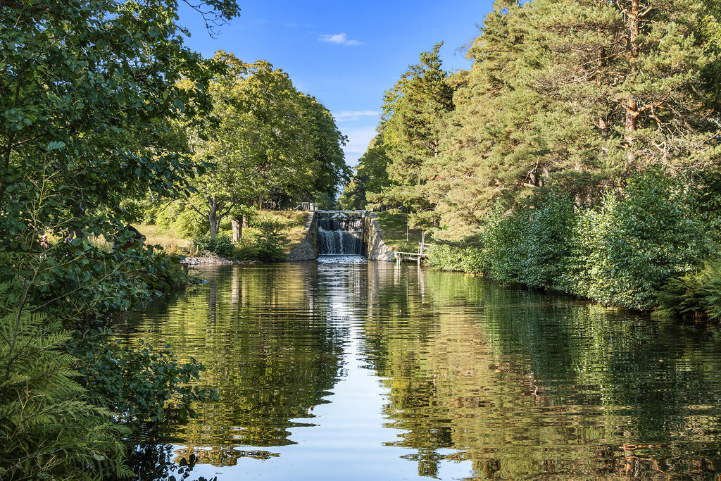 Ta en promenad för att se båtarna slussas vidare under sommaren