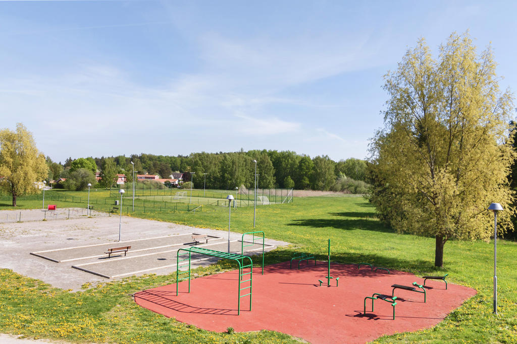 Utegym, boulebanor, fotbollsplan och hundrastgård i Borgenparken .