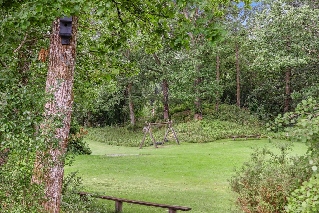 Precis bakom huset ligger Söderbergsparken. Här finns en stor plats för barnen att leka på.