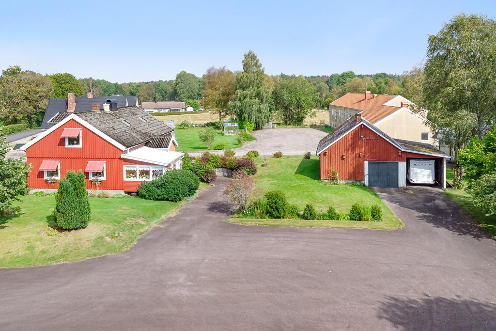 Rymligt fristående garage