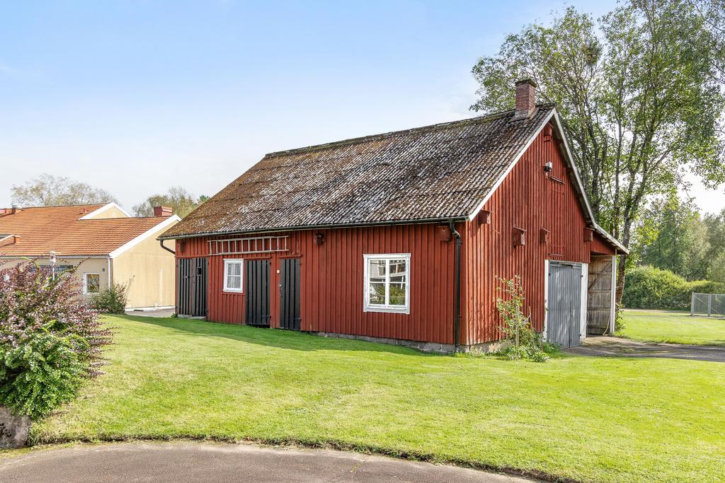 Rymligt garage, perfekt som hemma verkstad och förvaringsutrymme