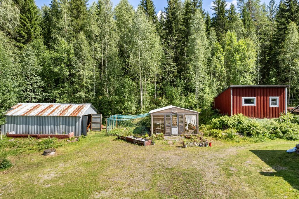 Stall till vänster, växthus i mitten samt snickarbod till höger