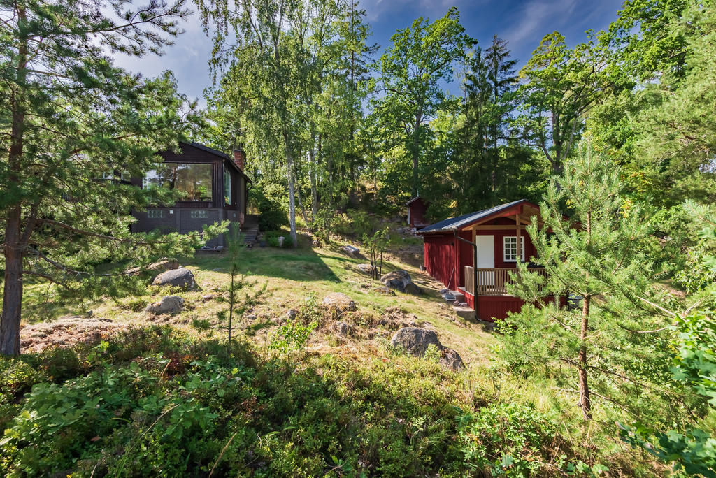 Tomten med boningshuset och gäststugan