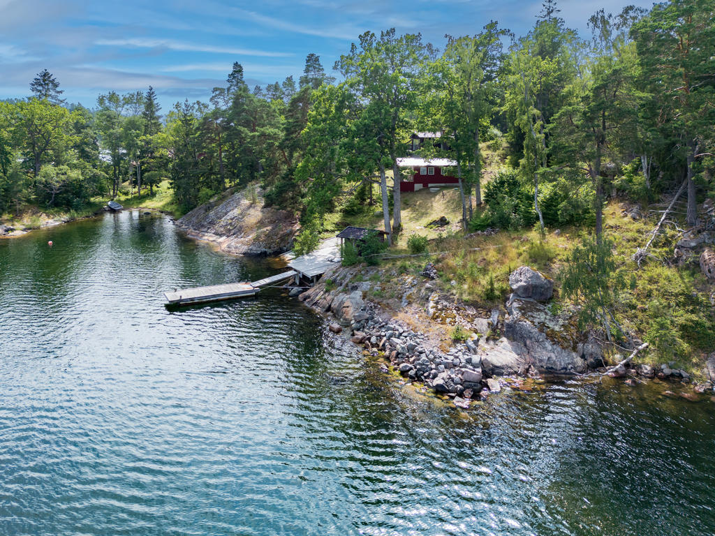 Bryggan, gästhuset och del av tomten