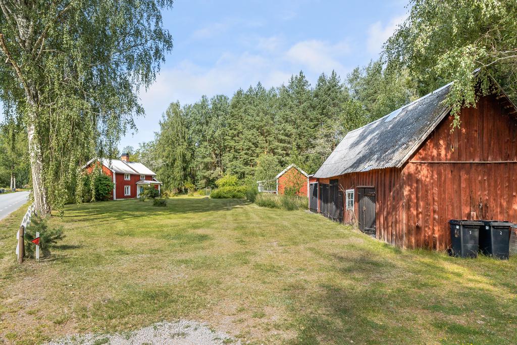 Fritidshus med stor trädgård, gäststuga, garage och lada. En sommardröm i Målilla!