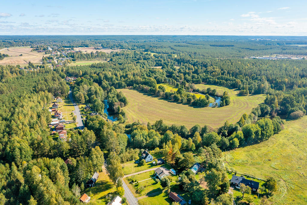 Vackra omgivningar med skog, åkrar och Emån som slingrar genom landskapet 