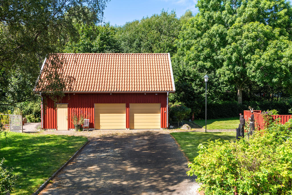 Nyare dubbelgarage med en bra verkstadsdel 