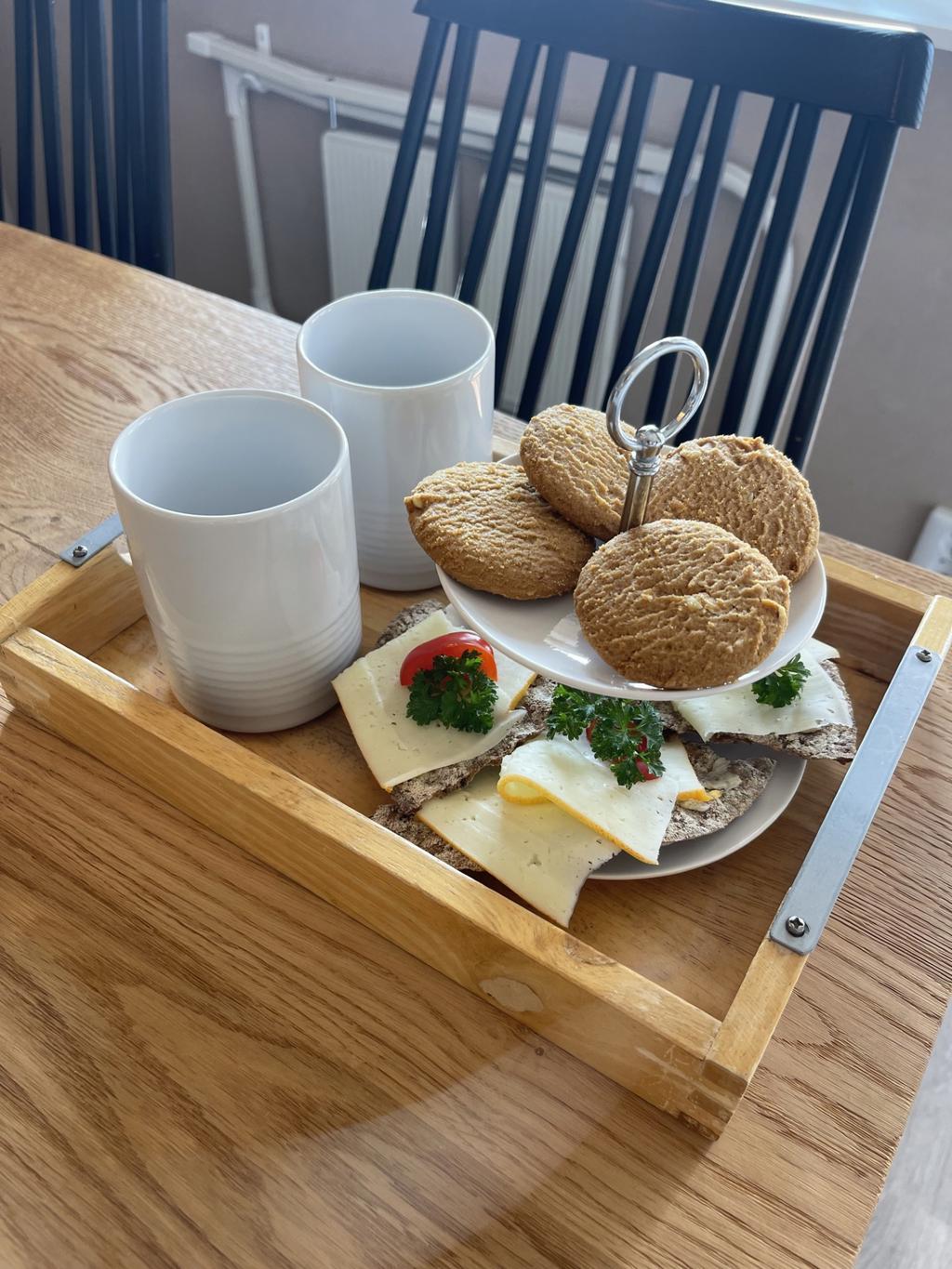 Detaljbild fika på balkongen.