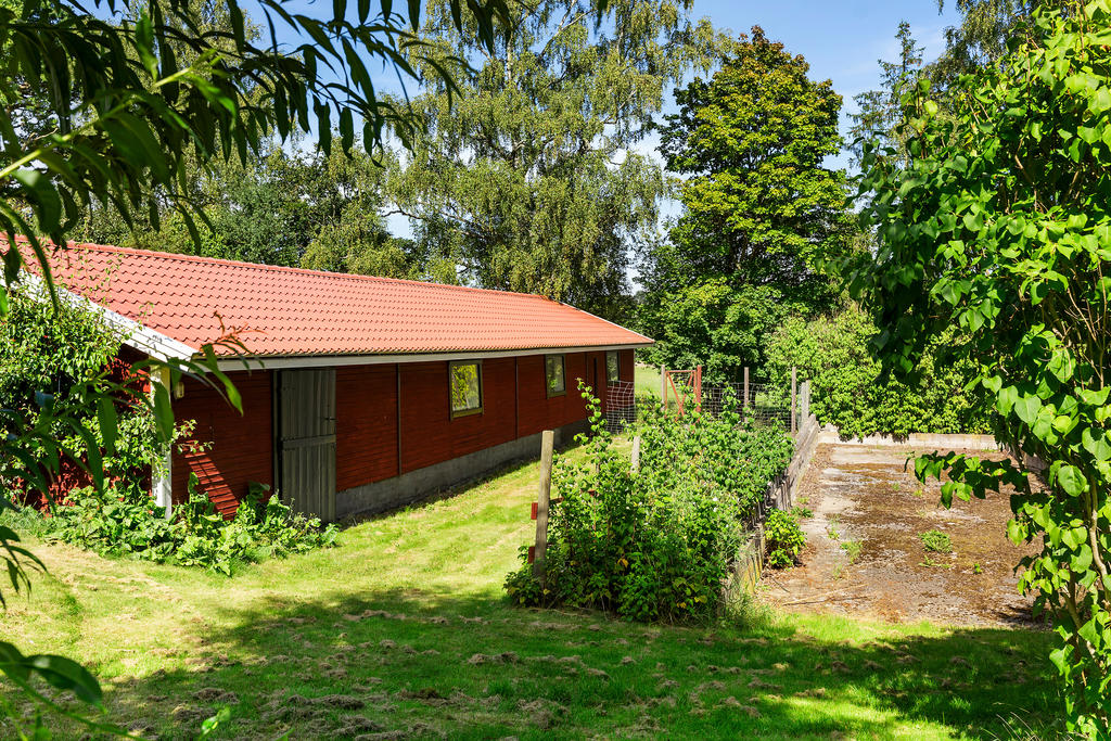 Stall med 3 boxar och garage 