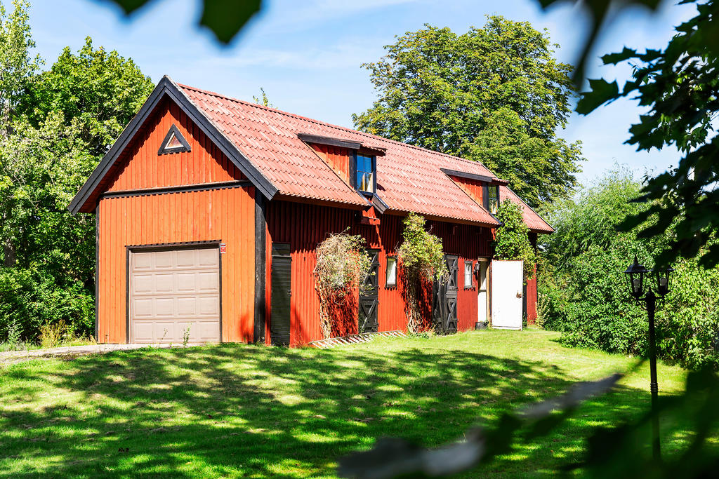 Lada med garage samt goda förrådsutrymmen och rum 