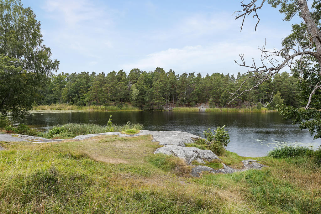 Badplats "Ösbyträsk" ca 3 min promenad från lägenheten