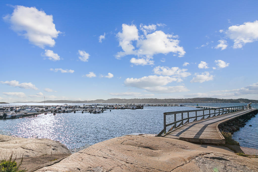 En kort promenad till underbara bad och småbåtshamn.