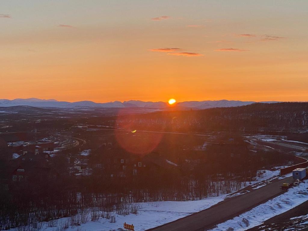 Säljarens bild på solnedgång som syns från lägenheten