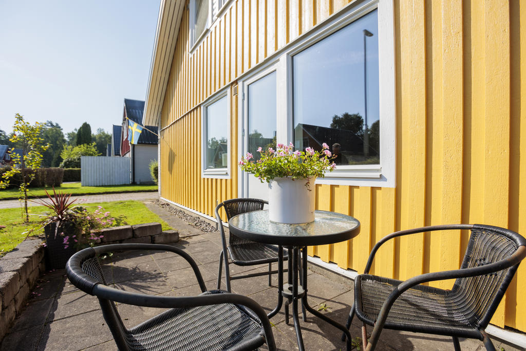 Stenlagd uteplats på framsidan av huset