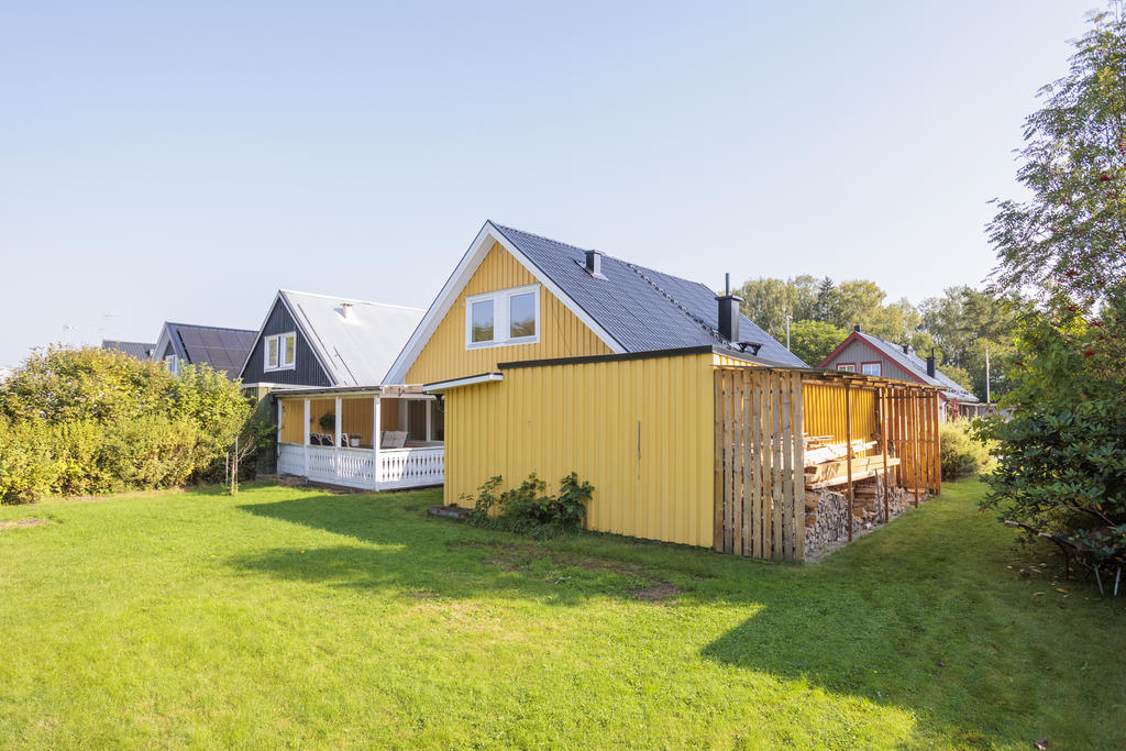 Baksidan av huset, där även ett stort vedförråd finns att tillgå