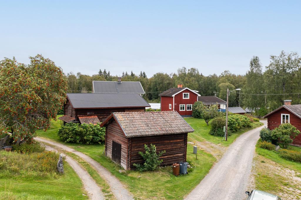 Den lilla ladan, eller "Härbret" fungerar idag som förråd