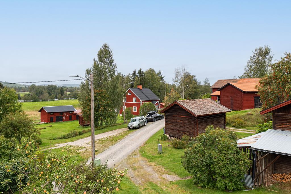 Ladan/härbret till höger om vägen tillhör fastigheten