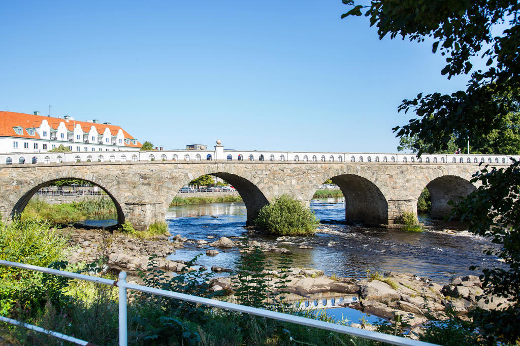 Tullbron i Falkenberg: En historisk pärla med fantastisk utsikt över Ätran, perfekt för en avkopplande promenad eller en stunds ro vid vattnet