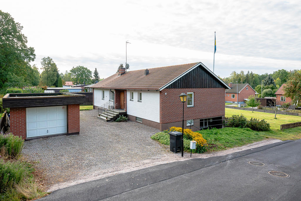 Grusad infart till garage och entré