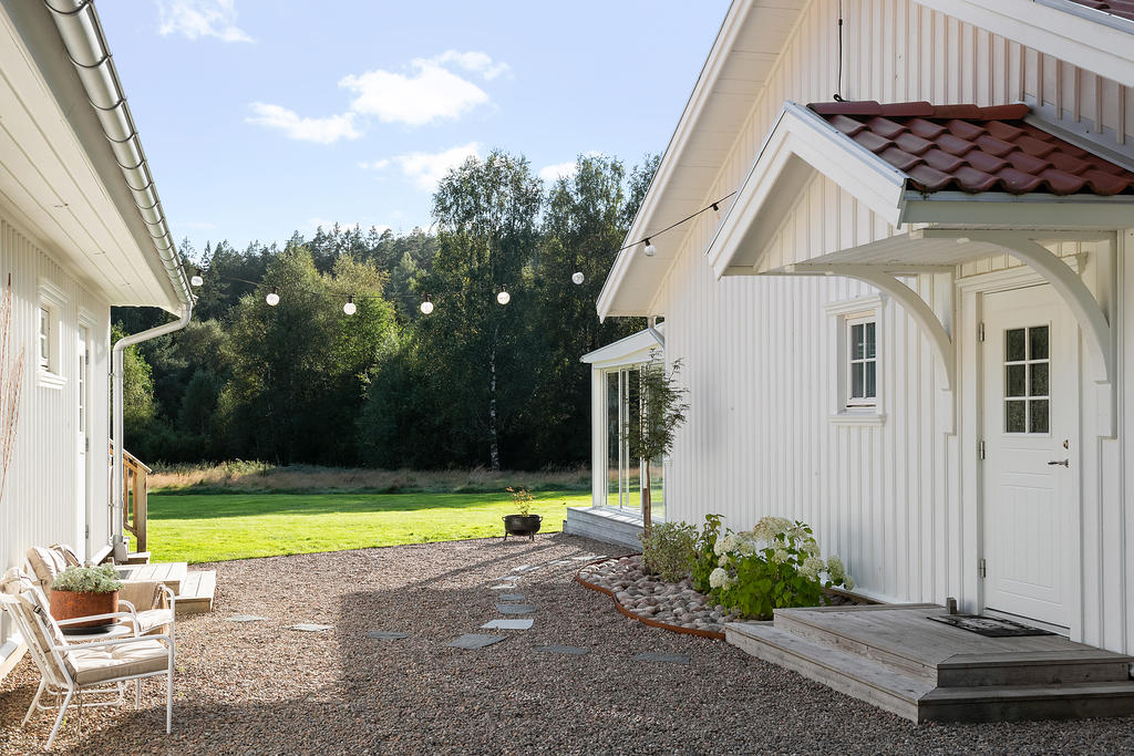 Gårdsplan mellan hus och garage.