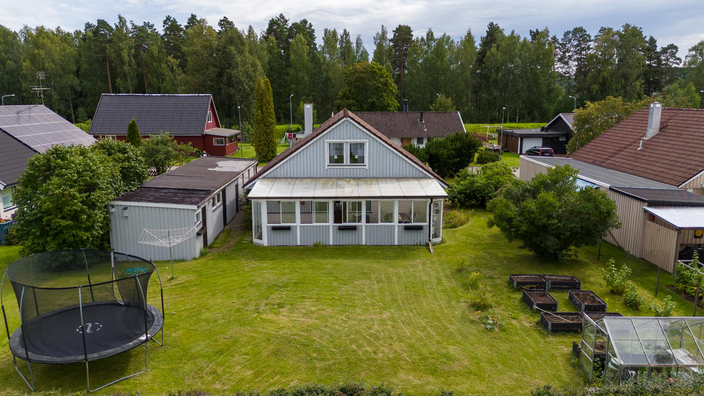 Stor trädgård på baksidan av huset