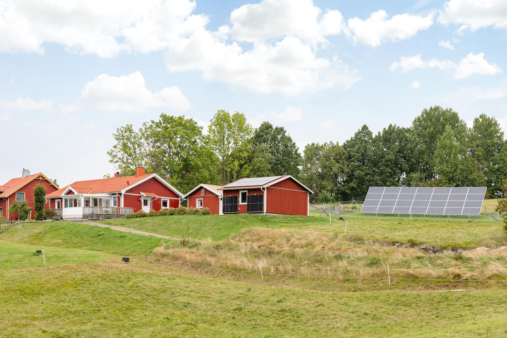 Boningshus, gäststuga, garage och solpaneler