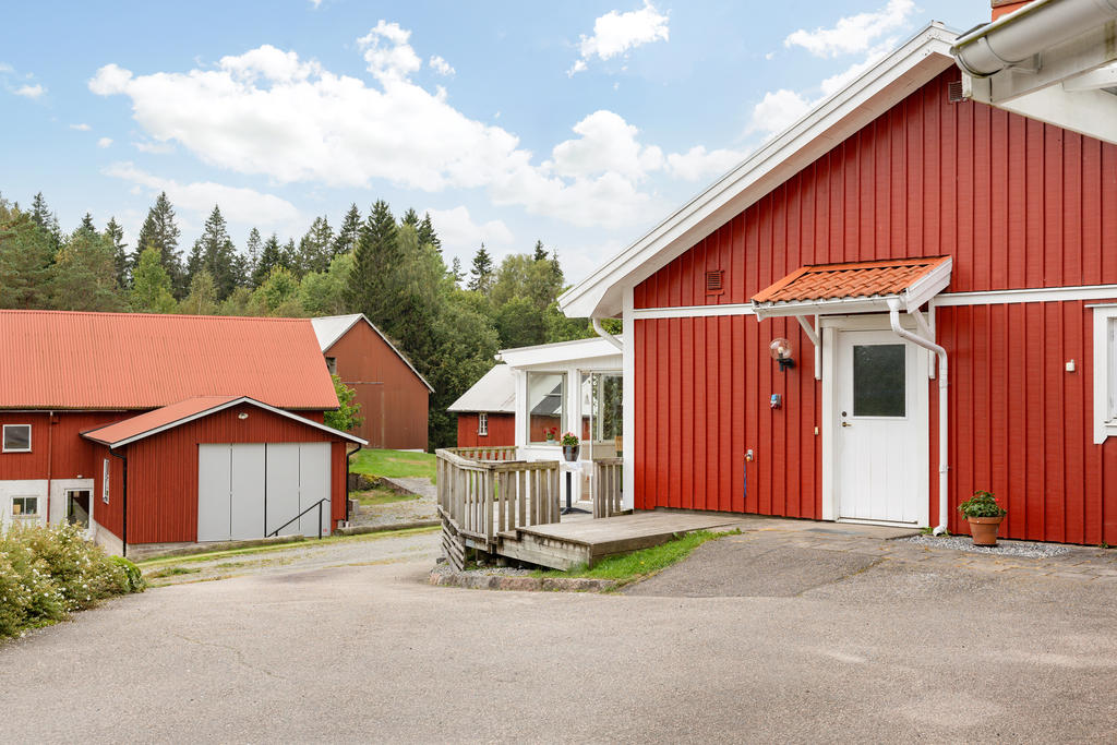 Välskötta byggnader med verkstad, garagedelar m.m.