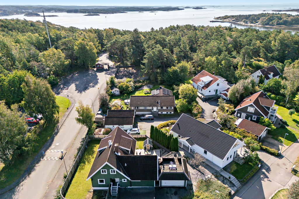 Huset ligger bara 350 meter från omtyckta Näsets badplats.