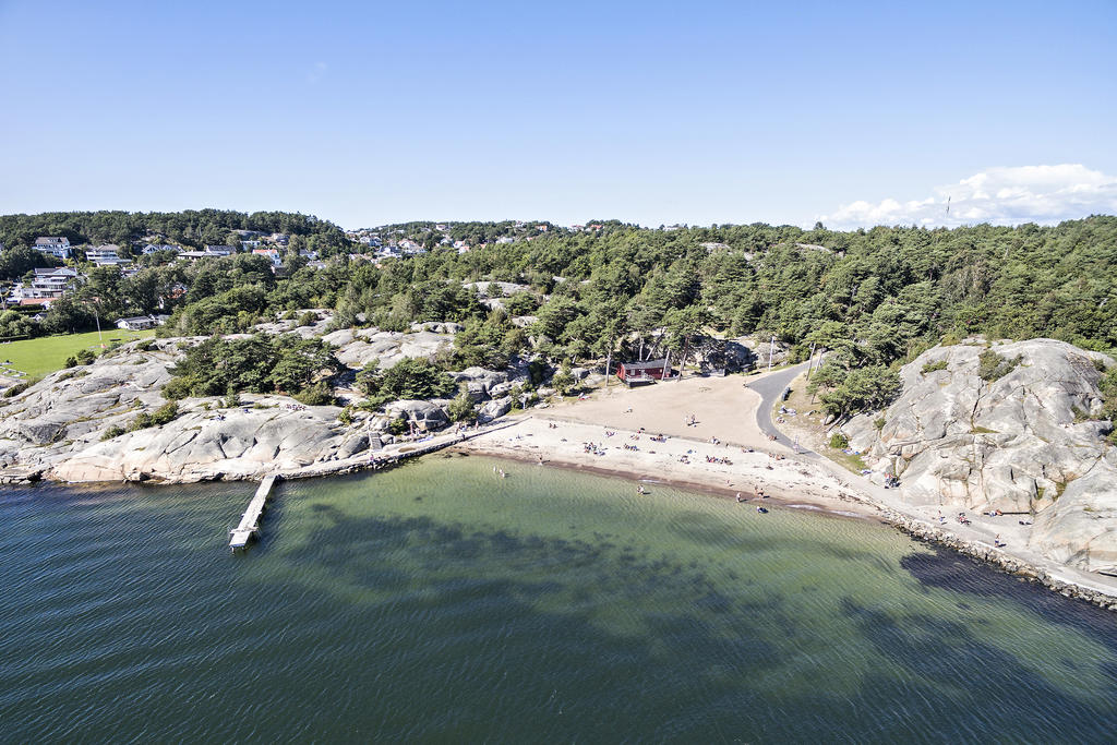 På Näsets badplats finns både sandstrand, brygga och klippor.