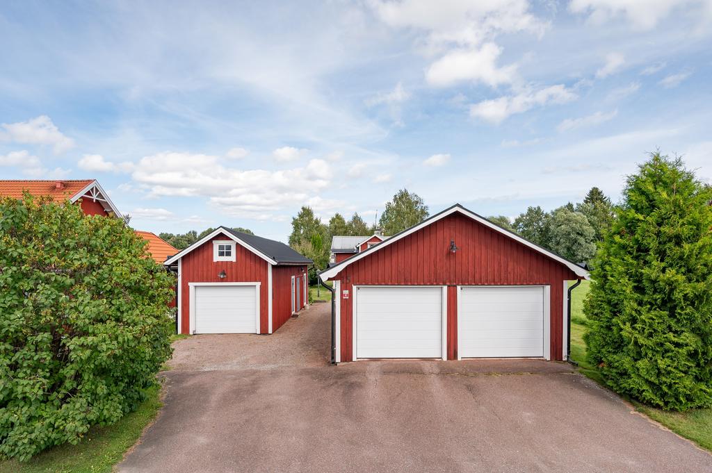 Dubbelgarage och uthus med garage!