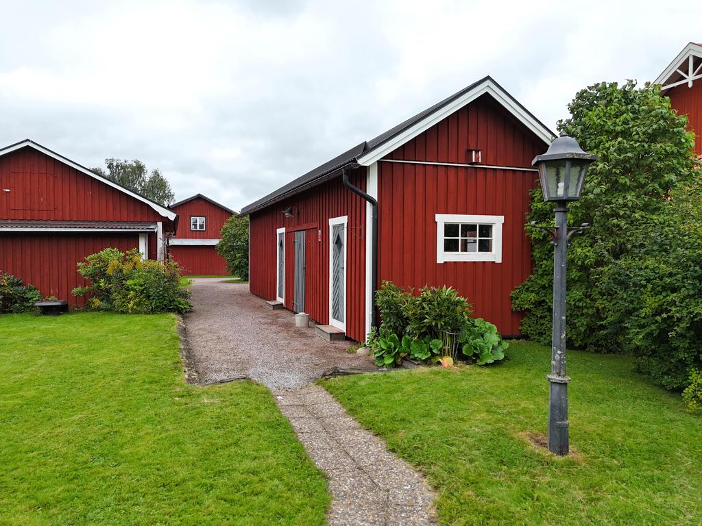 Uthuslänga med garage, vedbod och förråd