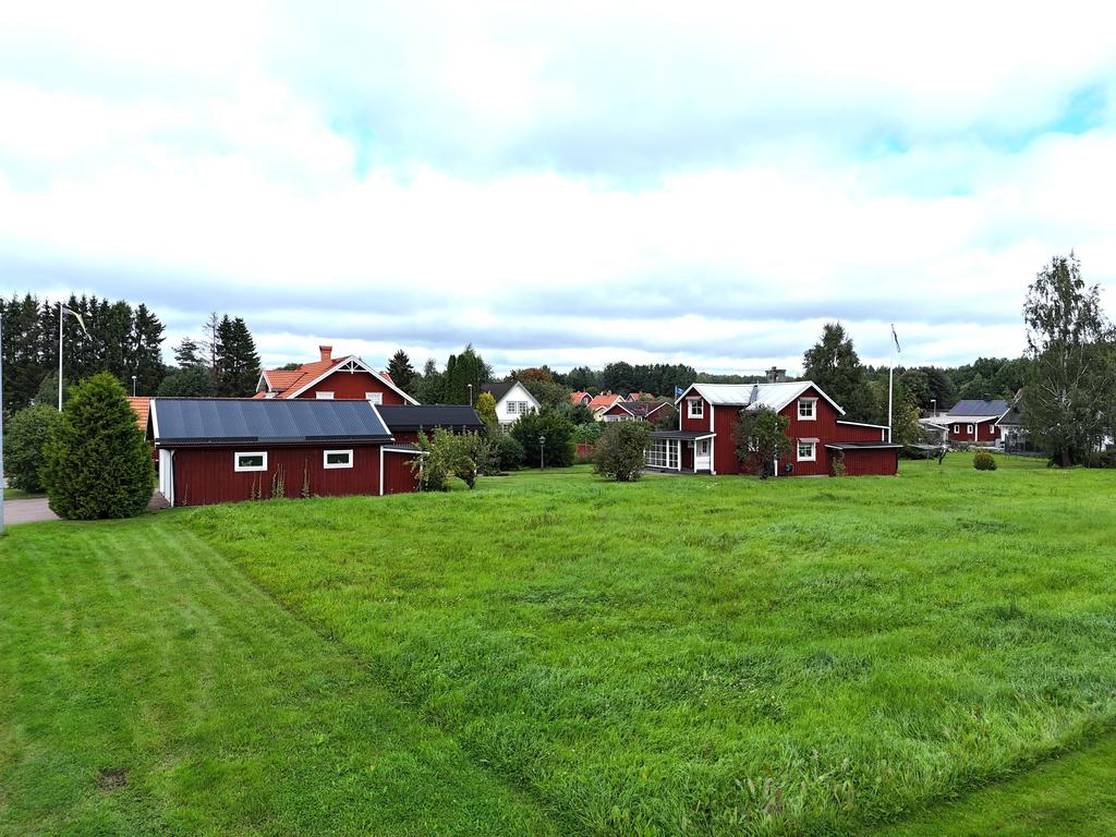 Intill huset ligger ett fält som gör att fastigheten känns luftig