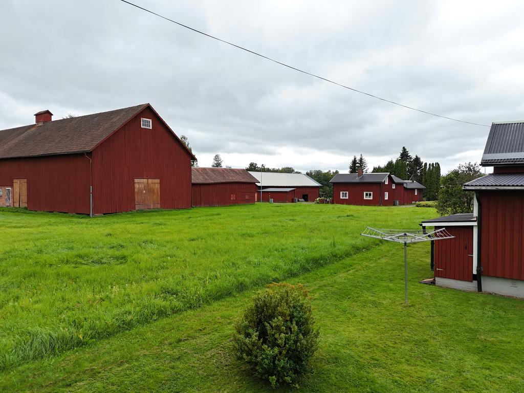 Från trädgården kan du blicka ut över det intilliggande fältet