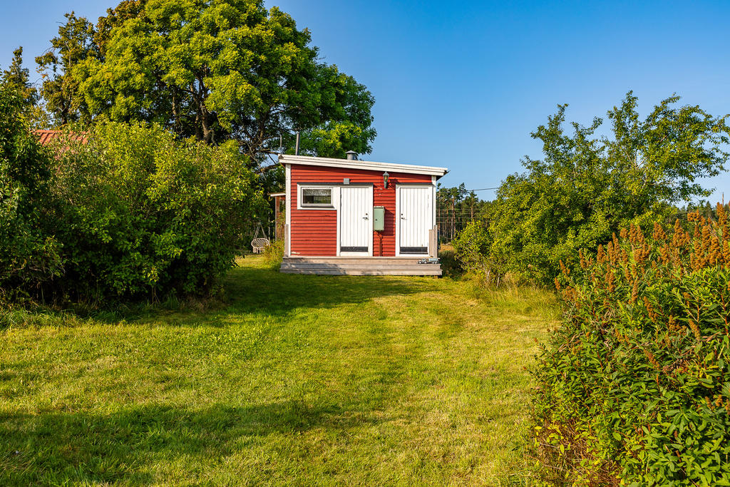 "Gäststugan" med badrum och förråd på gaveln