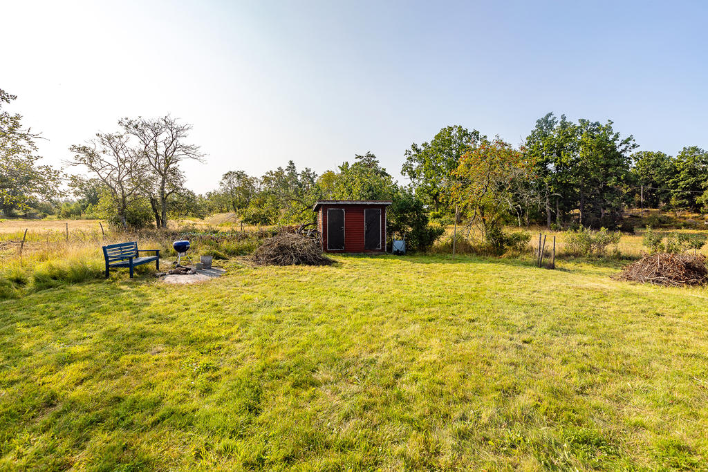 Trädgården med enklare redskapsbod