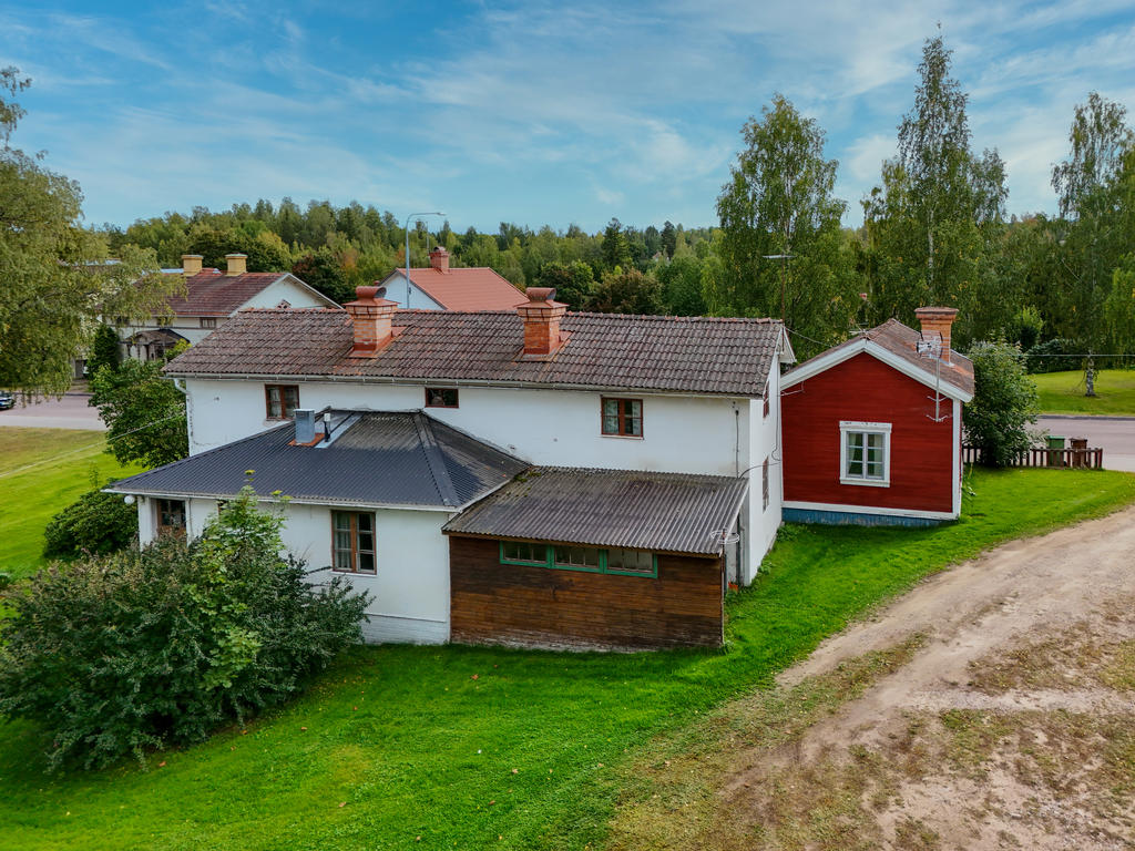 Fasad i norr, med utbyggnad. Bestående av en liten hall samt sovrum. 