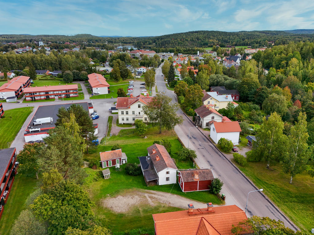 Vy mot öst längs med Långgatan som går igenom hela Alfta. 