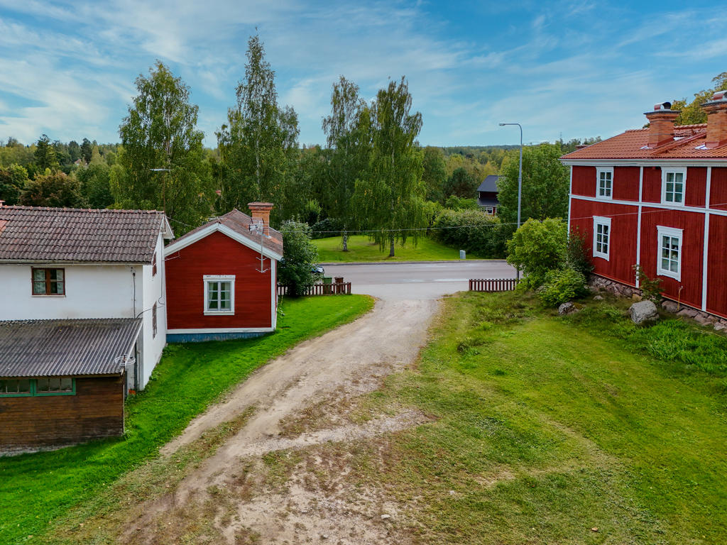 Infart till tomten från Långgatan. 